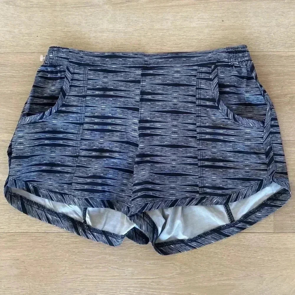 Athleta gray and black Ariel stellar shorts xs